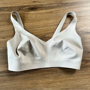 Lululemon 34E Like Nothing Bra Barely Beige Nude Wireless Ultralu Light‎ Support